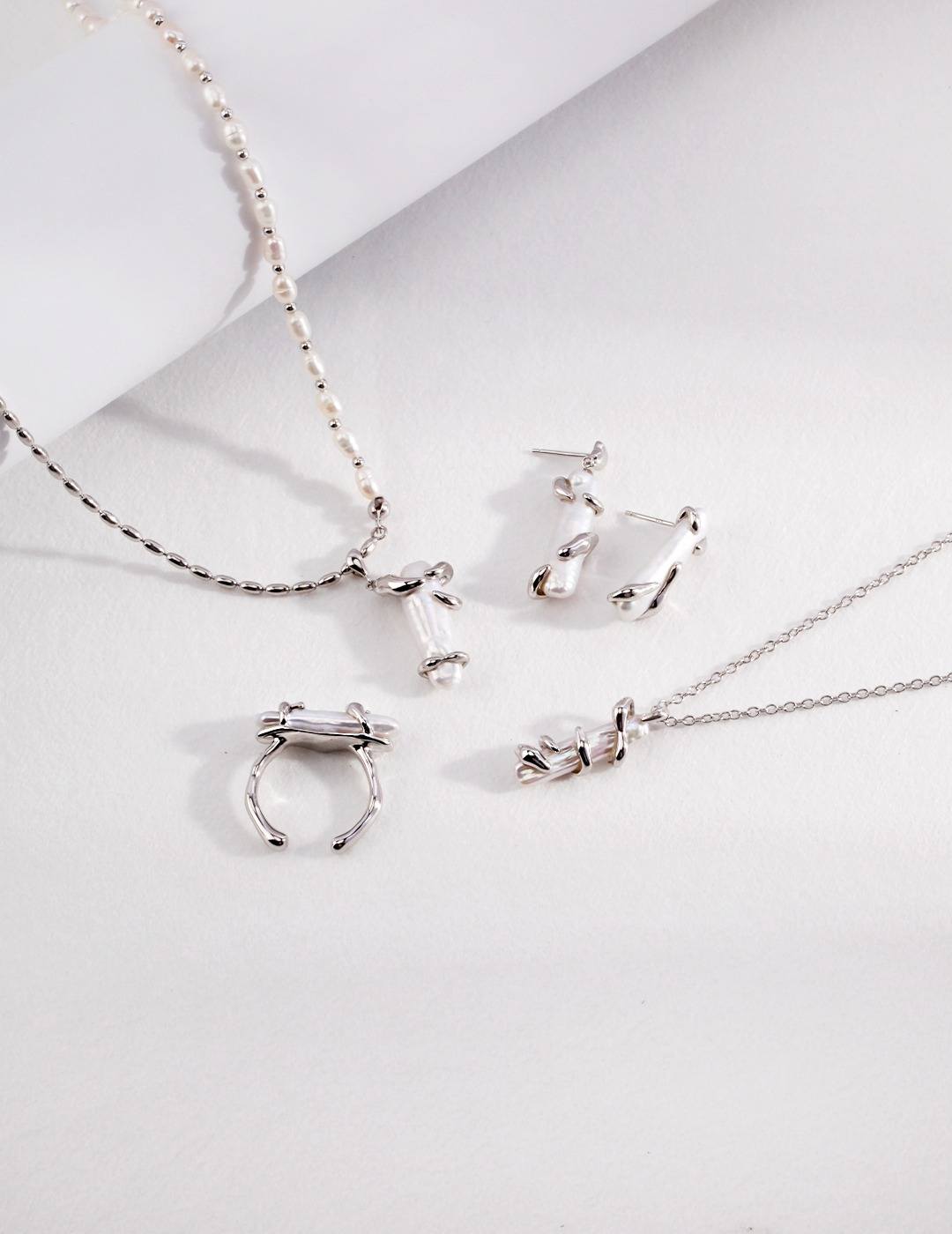 18K gold necklace with a natural baroque pendant, dainty and chic-love story jewelry