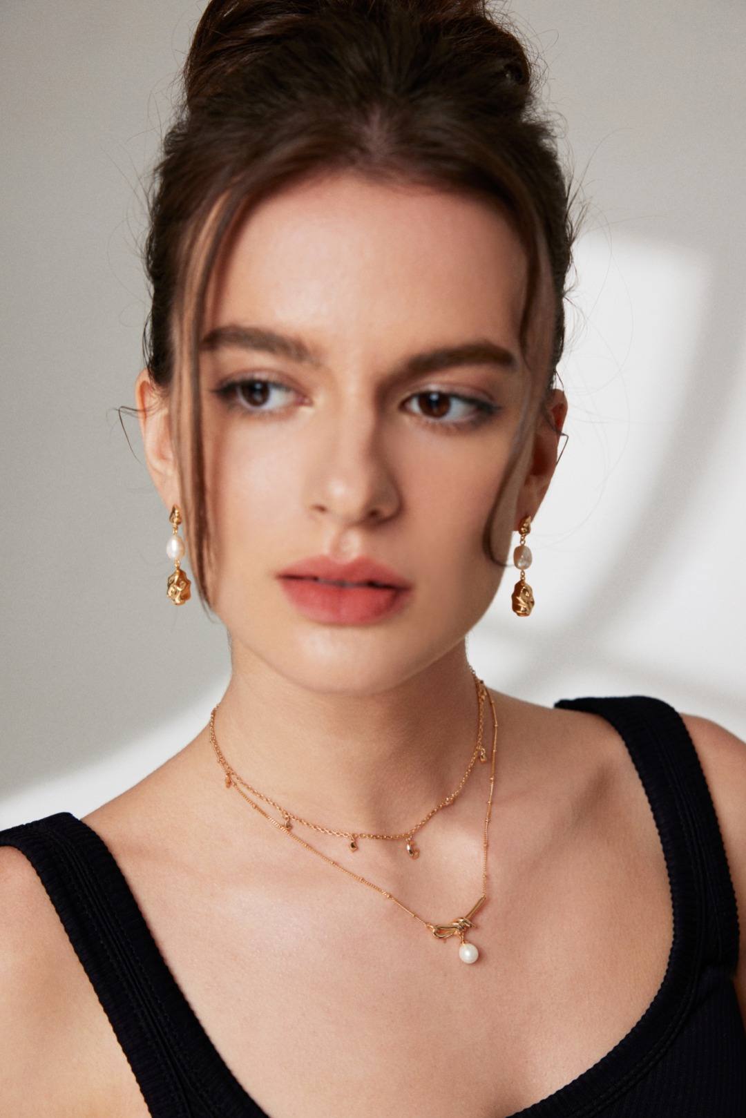 Elegant and timeless 18K gold necklace with a natural pearl- love story jewelry