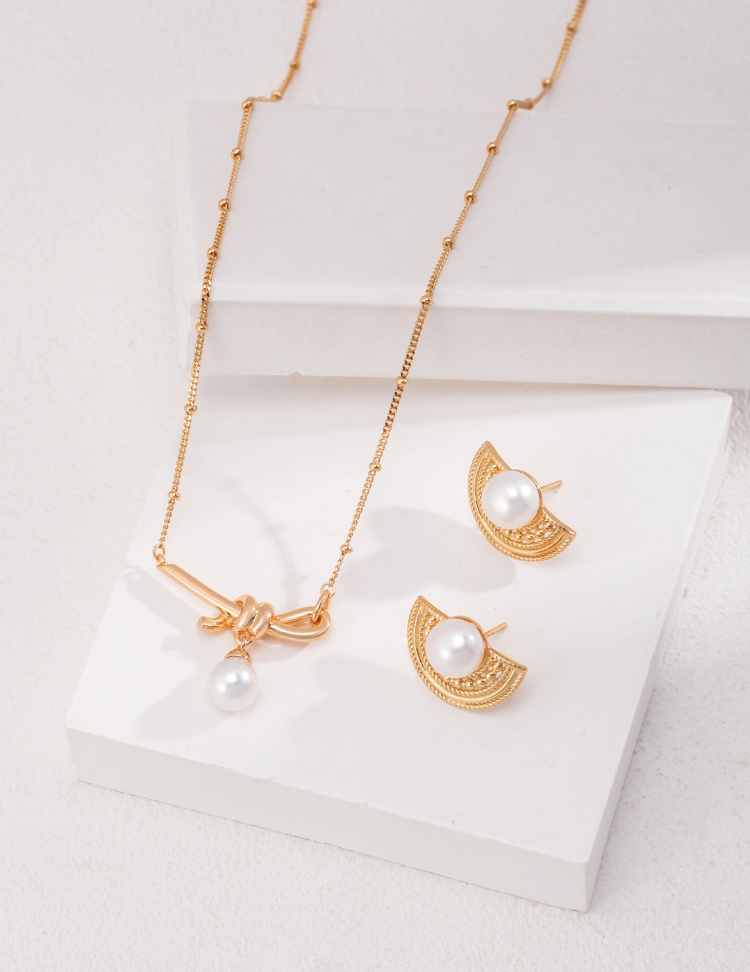 Elegant and timeless 18K gold necklace with a natural pearl- love story jewelry