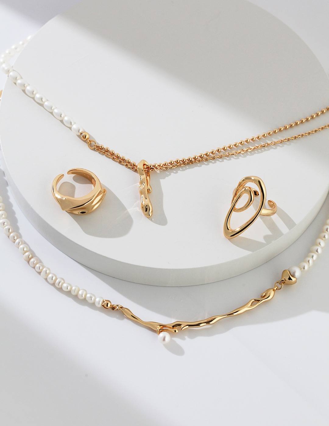 "Modern Muse" Chic 18K Gold Natural Pearl Choker