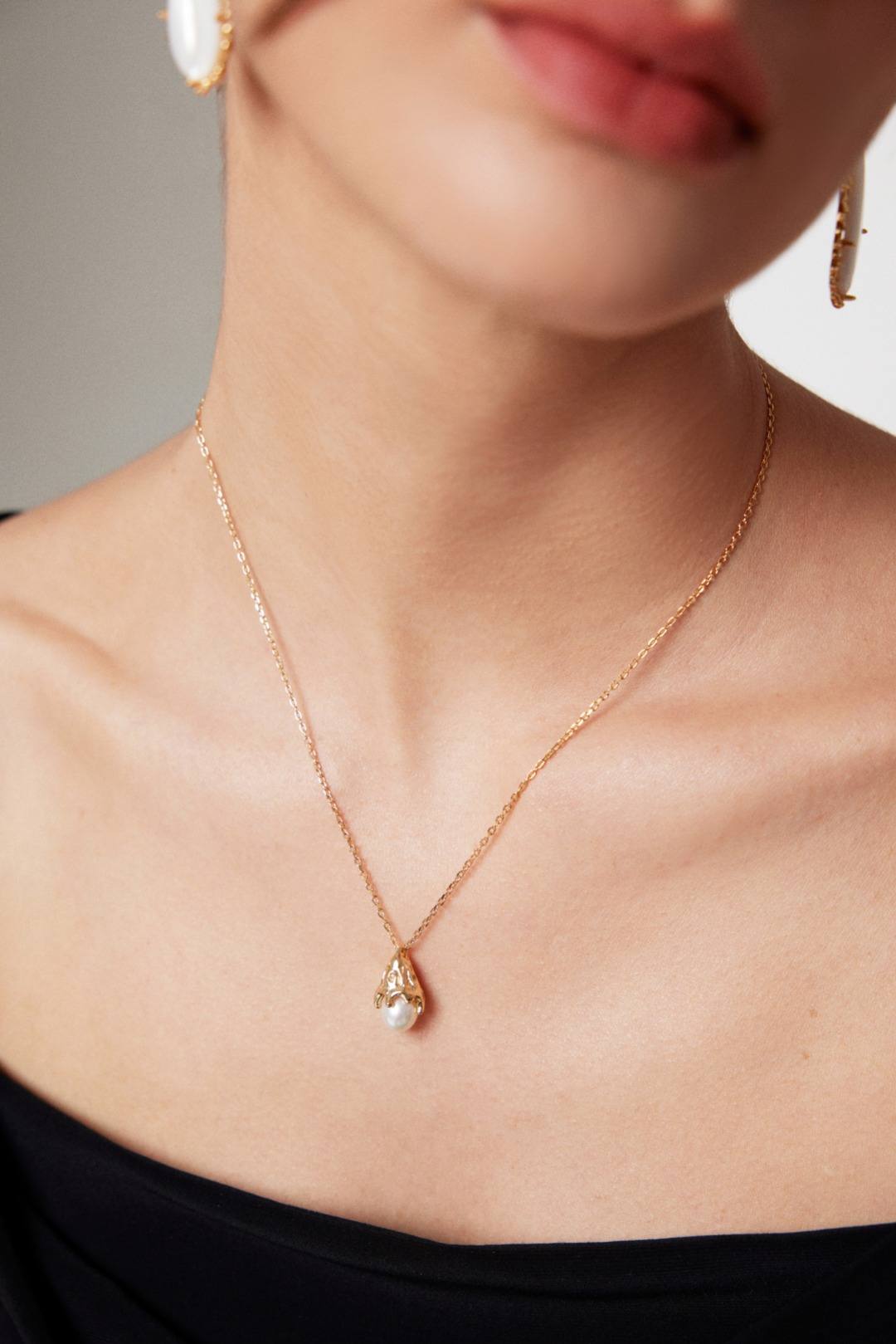 "The One" elegant 18K gold pendant with a natural pearl pendant-love story jewelry