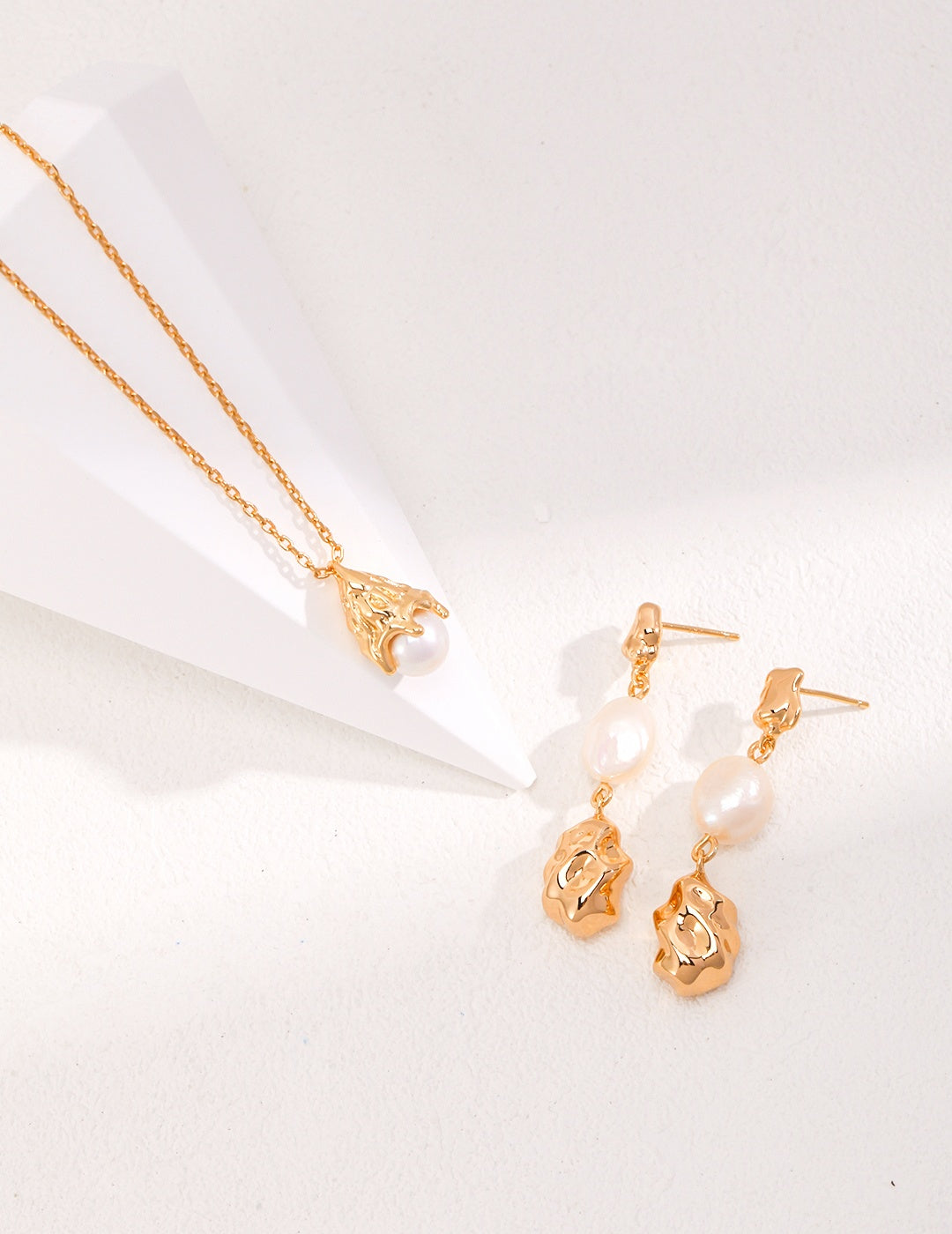 "The One" elegant 18K gold pendant with a natural pearl pendant-love story jewelry