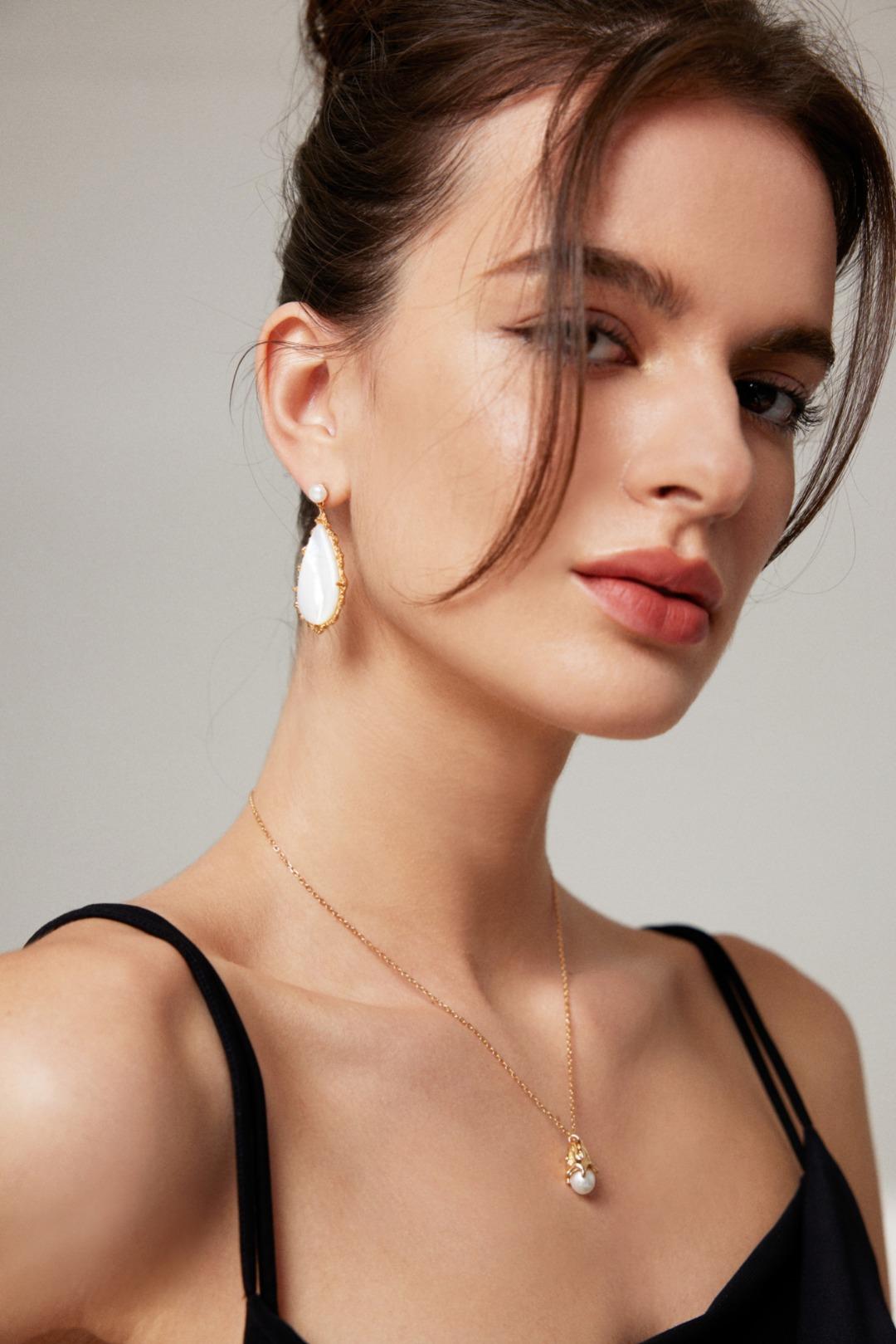 "The One" elegant 18K gold pendant with a natural pearl pendant-love story jewelry